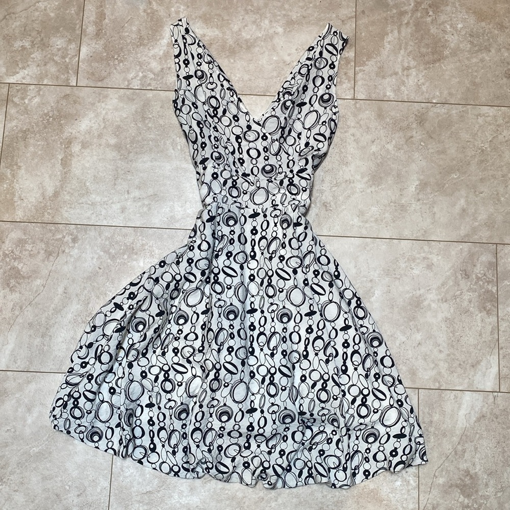 Black & white V-neck box pleat Modern pattern Print sleeveless Summer Dress